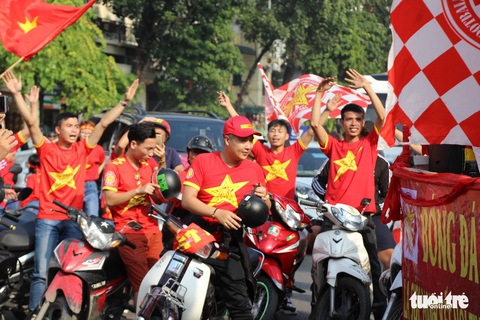 Cổ động viên nhuộm đỏ sân Mỹ Đình, sẵn sàng cháy cùng trận bán kết - Ảnh 18. Cổ động viên nhuộm đỏ sân Mỹ Đình, sẵn sàng cháy cùng trận bán kết - Ảnh 18.