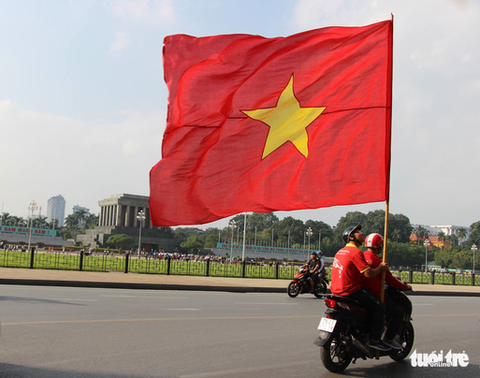 Cổ động viên nhuộm đỏ sân Mỹ Đình, sẵn sàng cháy cùng trận bán kết - Ảnh 17. Cổ động viên nhuộm đỏ sân Mỹ Đình, sẵn sàng cháy cùng trận bán kết - Ảnh 17.