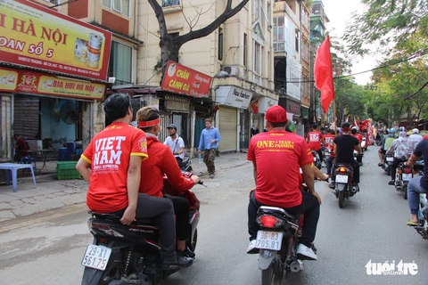 Cổ động viên nhuộm đỏ sân Mỹ Đình, sẵn sàng cháy cùng trận bán kết - Ảnh 19. Cổ động viên nhuộm đỏ sân Mỹ Đình, sẵn sàng cháy cùng trận bán kết - Ảnh 19.