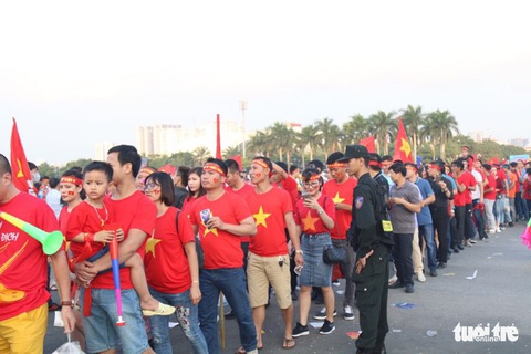 Cổ động viên nhuộm đỏ sân Mỹ Đình, sẵn sàng cháy cùng trận bán kết - Ảnh 4. Cổ động viên nhuộm đỏ sân Mỹ Đình, sẵn sàng cháy cùng trận bán kết - Ảnh 4.