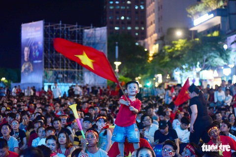 Bà cụ 92 tuổi ra phố đi bộ Nguyễn Huệ cổ vũ đội tuyển - Ảnh 5. Bà cụ 92 tuổi ra phố đi bộ Nguyễn Huệ cổ vũ đội tuyển - Ảnh 5.