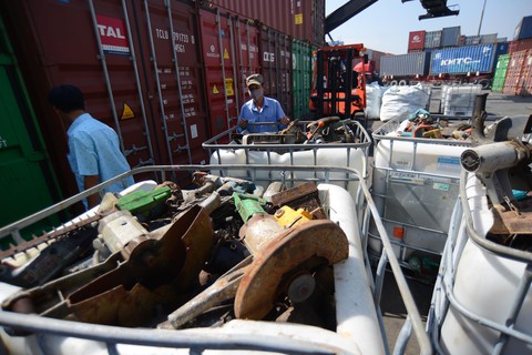 Kinh hoàng 20 container rác điện tử ở cảng Sài Gòn - Ảnh 5. Kinh hoàng 20 container rác điện tử ở cảng Sài Gòn - Ảnh 5.