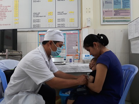 Hết văcxin 5 trong 1, không tiêm dịch vụ thì chỉ còn cách chờ - Ảnh 1. Hết văcxin 5 trong 1, không tiêm dịch vụ thì chỉ còn cách chờ - Ảnh 1.