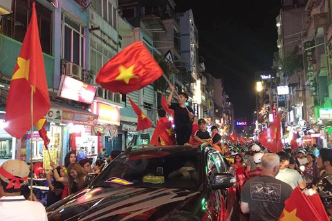 Giá mà cuồng nhiệt bóng đá chia sẻ một chút cho... giáo dục, văn hóa - Ảnh 2. Giá mà cuồng nhiệt bóng đá chia sẻ một chút cho... giáo dục, văn hóa - Ảnh 2.