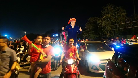 Con thổi kèn ở Sài Gòn, mấy chú ở Mỹ Đình nghe được không? - Ảnh 9. Con thổi kèn ở Sài Gòn, mấy chú ở Mỹ Đình nghe được không? - Ảnh 9.