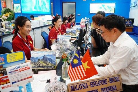 Đua nhau mua tour chục triệu sang Malaysia xem VN đá chung kết - Ảnh 1. Đua nhau mua tour chục triệu sang Malaysia xem VN đá chung kết - Ảnh 1.