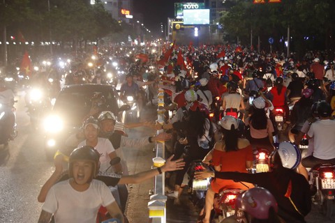 Con thổi kèn ở Sài Gòn, mấy chú ở Mỹ Đình nghe được không? - Ảnh 17. Con thổi kèn ở Sài Gòn, mấy chú ở Mỹ Đình nghe được không? - Ảnh 17.
