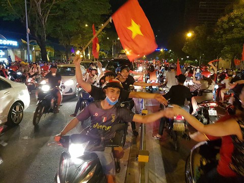 Con thổi kèn ở Sài Gòn, mấy chú ở Mỹ Đình nghe được không? - Ảnh 18. Con thổi kèn ở Sài Gòn, mấy chú ở Mỹ Đình nghe được không? - Ảnh 18.