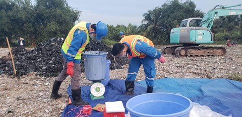 Vụ đem chất thải san lấp mặt bằng: Chất thải có nguồn gốc từ sản xuất giấy - Ảnh 1. Vụ đem chất thải san lấp mặt bằng: Chất thải có nguồn gốc từ sản xuất giấy - Ảnh 1.