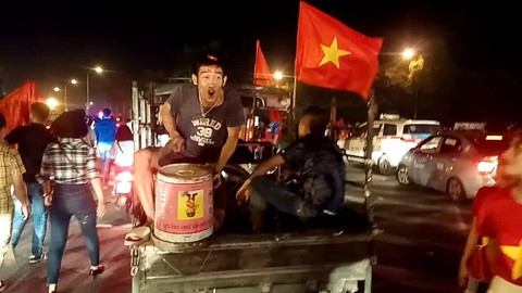 Con thổi kèn ở Sài Gòn, mấy chú ở Mỹ Đình nghe được không? - Ảnh 22. Con thổi kèn ở Sài Gòn, mấy chú ở Mỹ Đình nghe được không? - Ảnh 22.