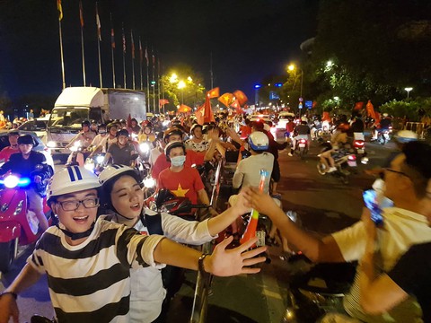 Con thổi kèn ở Sài Gòn, mấy chú ở Mỹ Đình nghe được không? - Ảnh 25. Con thổi kèn ở Sài Gòn, mấy chú ở Mỹ Đình nghe được không? - Ảnh 25.