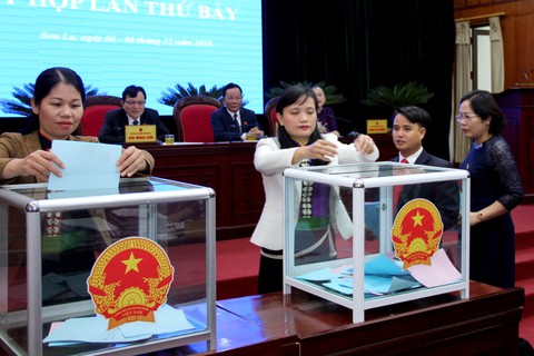 Vì vụ gian lận thi cử, giám đốc Sở GD-ĐT Sơn La đội sổ tín nhiệm thấp - Ảnh 2. Vì vụ gian lận thi cử, giám đốc Sở GD-ĐT Sơn La đội sổ tín nhiệm thấp - Ảnh 2.