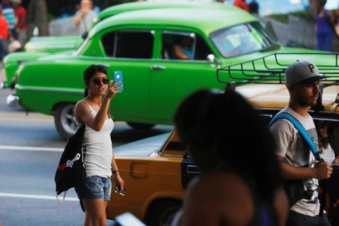Người dân Cuba đã được dùng 3G nhưng giá còn quá cao - Ảnh 1. Người dân Cuba đã được dùng 3G nhưng giá còn quá cao - Ảnh 1.