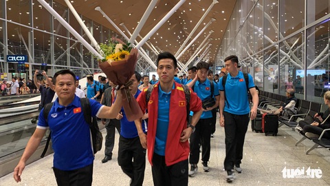 Tuyển Việt Nam đã đến Malaysia chuẩn bị trận chung kết AFF Cup - Ảnh 4. Tuyển Việt Nam đã đến Malaysia chuẩn bị trận chung kết AFF Cup - Ảnh 4.
