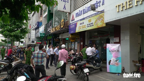 Điều tra thông tin cướp xông vào ngân hàng tại TP.HCM - Ảnh 2. Điều tra thông tin cướp xông vào ngân hàng tại TP.HCM - Ảnh 2.