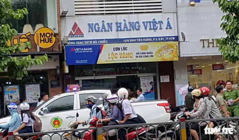 Nghi can khống chế 5 người, cướp 1 tỉ đồng của Ngân hàng Việt Á - Ảnh 1. Nghi can khống chế 5 người, cướp 1 tỉ đồng của Ngân hàng Việt Á - Ảnh 1.