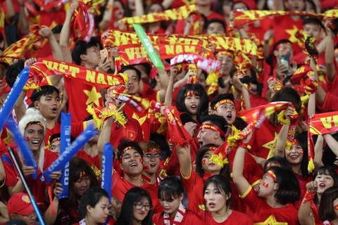 CĐV Việt Nam lập kỷ lục về tiếng ồn ở AFF Cup 2018 - Ảnh 1. CĐV Việt Nam lập kỷ lục về tiếng ồn ở AFF Cup 2018 - Ảnh 1.
