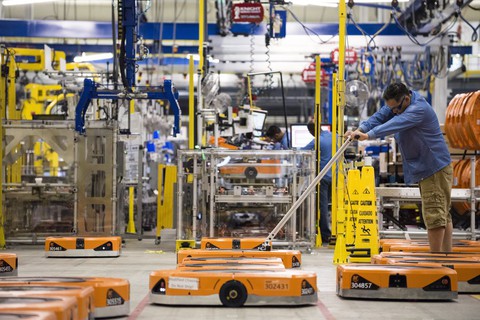 Robot làm thủng hộp thuốc diệt côn trùng, 24 nhân viên Amazon nhập viện - Ảnh 1. Robot làm thủng hộp thuốc diệt côn trùng, 24 nhân viên Amazon nhập viện - Ảnh 1.