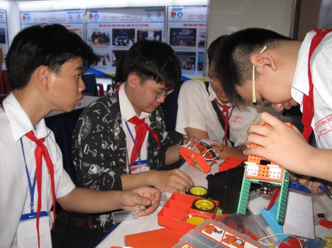 Học trò thi lắp ráp và lập trình robot - Ảnh 1. Học trò thi lắp ráp và lập trình robot - Ảnh 1.