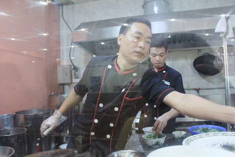 Đầu bếp đầu tiên mang phở ra Trường Sa - Ảnh 2. Đầu bếp đầu tiên mang phở ra Trường Sa - Ảnh 2.