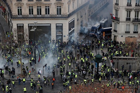 Áo vàng kéo tới Champs-Elysées, xe bọc thép tiến về Khải hoàn môn - Ảnh 7. Áo vàng kéo tới Champs-Elysées, xe bọc thép tiến về Khải hoàn môn - Ảnh 7.