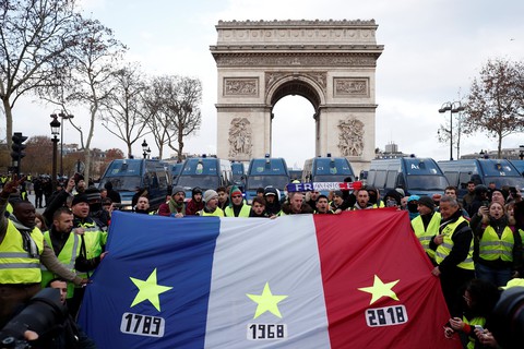 Áo vàng kéo tới Champs-Elysées, xe bọc thép tiến về Khải hoàn môn - Ảnh 3. Áo vàng kéo tới Champs-Elysées, xe bọc thép tiến về Khải hoàn môn - Ảnh 3.