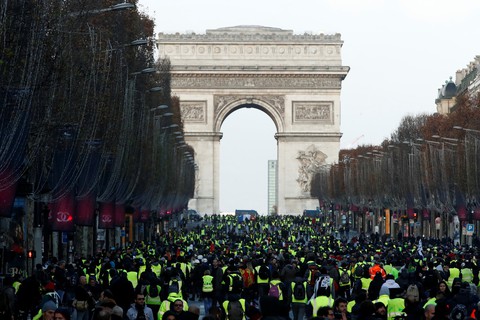Áo vàng kéo tới Champs-Elysées, xe bọc thép tiến về Khải hoàn môn - Ảnh 4. Áo vàng kéo tới Champs-Elysées, xe bọc thép tiến về Khải hoàn môn - Ảnh 4.