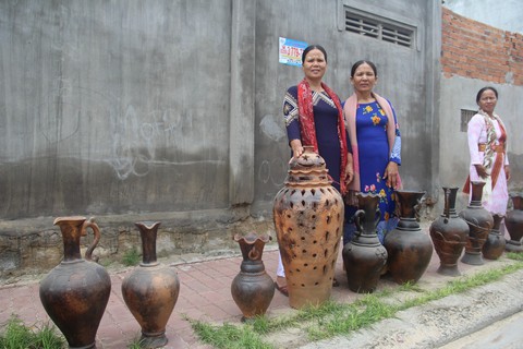Đồng bào Chăm làm gốm, trưng bày dọc Đường gốm Bàu Trúc - Ảnh 2. Đồng bào Chăm làm gốm, trưng bày dọc Đường gốm Bàu Trúc - Ảnh 2.
