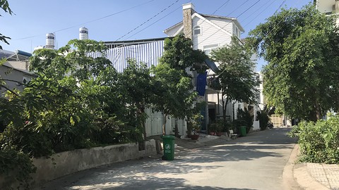 Bức tử kênh rạch, TP.HCM ngày càng ngập nặng - Ảnh 3. Bức tử kênh rạch, TP.HCM ngày càng ngập nặng - Ảnh 3.