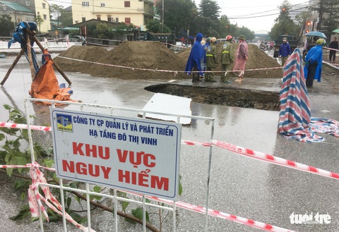 Vá ‘hố tử thần’ trên đường phố Vinh sau mưa lớn - Ảnh 3. Vá ‘hố tử thần’ trên đường phố Vinh sau mưa lớn - Ảnh 3.