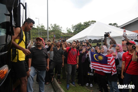 Đi tập xa, tuyển Malaysia vẫn được cổ động viên săn đón - Ảnh 1. Đi tập xa, tuyển Malaysia vẫn được cổ động viên săn đón - Ảnh 1.