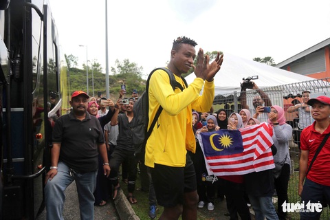 Đi tập xa, tuyển Malaysia vẫn được cổ động viên săn đón - Ảnh 2. Đi tập xa, tuyển Malaysia vẫn được cổ động viên săn đón - Ảnh 2.