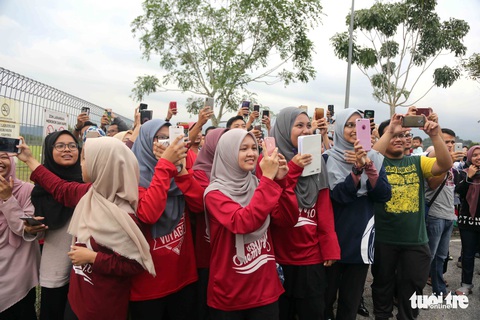 Đi tập xa, tuyển Malaysia vẫn được cổ động viên săn đón - Ảnh 3. Đi tập xa, tuyển Malaysia vẫn được cổ động viên săn đón - Ảnh 3.
