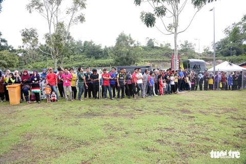 Đi tập xa, tuyển Malaysia vẫn được cổ động viên săn đón - Ảnh 6. Đi tập xa, tuyển Malaysia vẫn được cổ động viên săn đón - Ảnh 6.