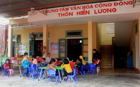 Trẻ mầm non học ké nhà sinh hoạt cộng đồng thôn - Ảnh 1. Trẻ mầm non học ké nhà sinh hoạt cộng đồng thôn - Ảnh 1.