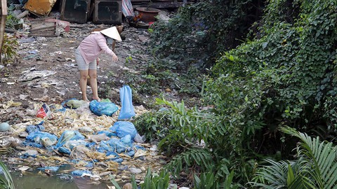 Bức tử kênh rạch, TP.HCM ngày càng ngập nặng - Ảnh 5. Bức tử kênh rạch, TP.HCM ngày càng ngập nặng - Ảnh 5.