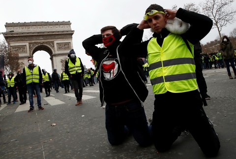 Lại biểu tình lớn ở Paris, bắt giữ hơn 700 người - Ảnh 2. Lại biểu tình lớn ở Paris, bắt giữ hơn 700 người - Ảnh 2.