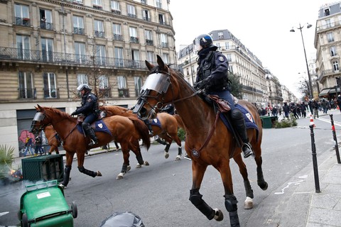 Lại biểu tình lớn ở Paris, bắt giữ hơn 700 người - Ảnh 3. Lại biểu tình lớn ở Paris, bắt giữ hơn 700 người - Ảnh 3.