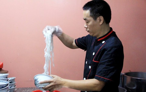 Đầu bếp đầu tiên mang phở ra Trường Sa - Ảnh 1. Đầu bếp đầu tiên mang phở ra Trường Sa - Ảnh 1.