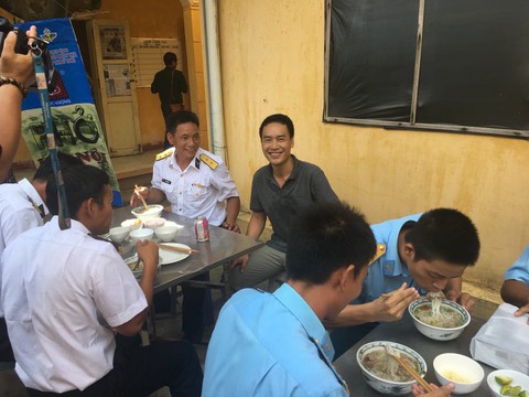 Đầu bếp đầu tiên mang phở ra Trường Sa - Ảnh 3. Đầu bếp đầu tiên mang phở ra Trường Sa - Ảnh 3.