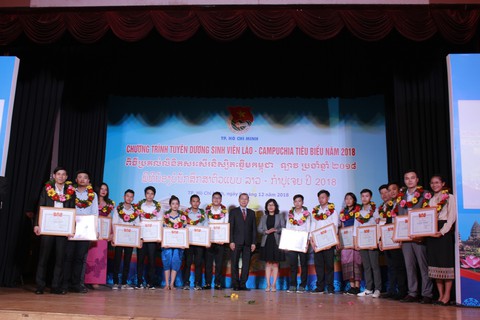 Tuyên dương 130 sinh viên Lào, Campuchia tiêu biểu - Ảnh 1. Tuyên dương 130 sinh viên Lào, Campuchia tiêu biểu - Ảnh 1.