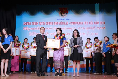 Tuyên dương 130 sinh viên Lào, Campuchia tiêu biểu - Ảnh 2. Tuyên dương 130 sinh viên Lào, Campuchia tiêu biểu - Ảnh 2.