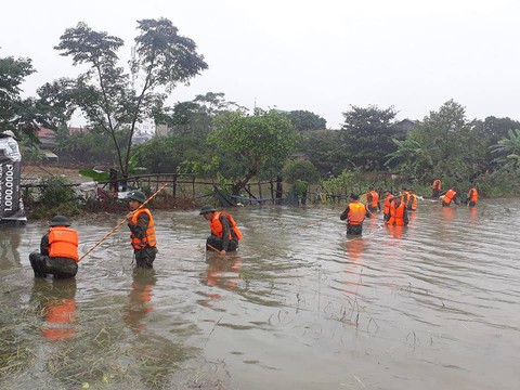Tìm thấy thi thể 2 mẹ con bị nước cuốn trôi sau 13 giờ tìm kiếm - Ảnh 1. Tìm thấy thi thể 2 mẹ con bị nước cuốn trôi sau 13 giờ tìm kiếm - Ảnh 1.