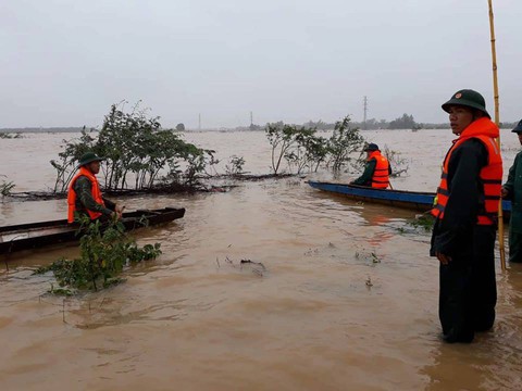 Tìm thấy thi thể 2 mẹ con bị nước cuốn trôi sau 13 giờ tìm kiếm - Ảnh 2. Tìm thấy thi thể 2 mẹ con bị nước cuốn trôi sau 13 giờ tìm kiếm - Ảnh 2.