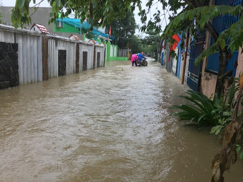 Người Đà Nẵng vạ vật cả ngày trong nước ngập sâu - Ảnh 10. Người Đà Nẵng vạ vật cả ngày trong nước ngập sâu - Ảnh 10.