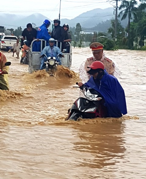 Bình Định: hàng chục ngàn học sinh nghỉ học tránh lũ - Ảnh 3. Bình Định: hàng chục ngàn học sinh nghỉ học tránh lũ - Ảnh 3.