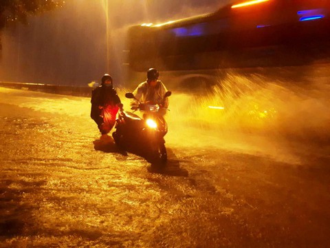 Mưa lớn, quốc lộ 1 qua Quảng Nam bì bõm trong nước - Ảnh 2. Mưa lớn, quốc lộ 1 qua Quảng Nam bì bõm trong nước - Ảnh 2.