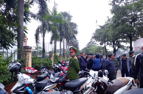 Lại tái diễn cảnh vây trụ sở VFF để mua vé trận VN- Malaysia - Ảnh 5. Lại tái diễn cảnh vây trụ sở VFF để mua vé trận VN- Malaysia - Ảnh 5.