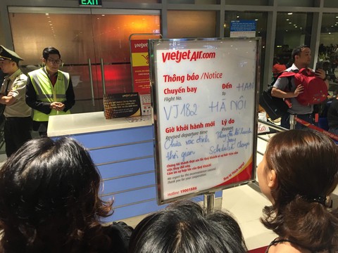 Khách phản ứng khi Vietjet thông báo chưa xác định thời gian khởi hành - Ảnh 1. Khách phản ứng khi Vietjet thông báo chưa xác định thời gian khởi hành - Ảnh 1.