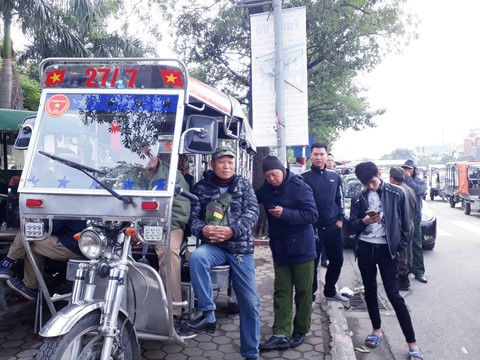 Lại tái diễn cảnh vây trụ sở VFF để mua vé trận VN- Malaysia - Ảnh 2. Lại tái diễn cảnh vây trụ sở VFF để mua vé trận VN- Malaysia - Ảnh 2.